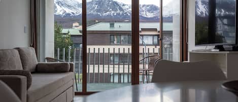 Apartment, 1 Bedroom, Balcony, Mountain View (Amundsen 2) | In-room dining