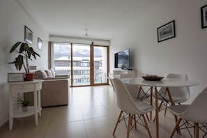 Apartment, 1 Bedroom, Balcony, Mountain View (Amundsen 2) | In-room dining