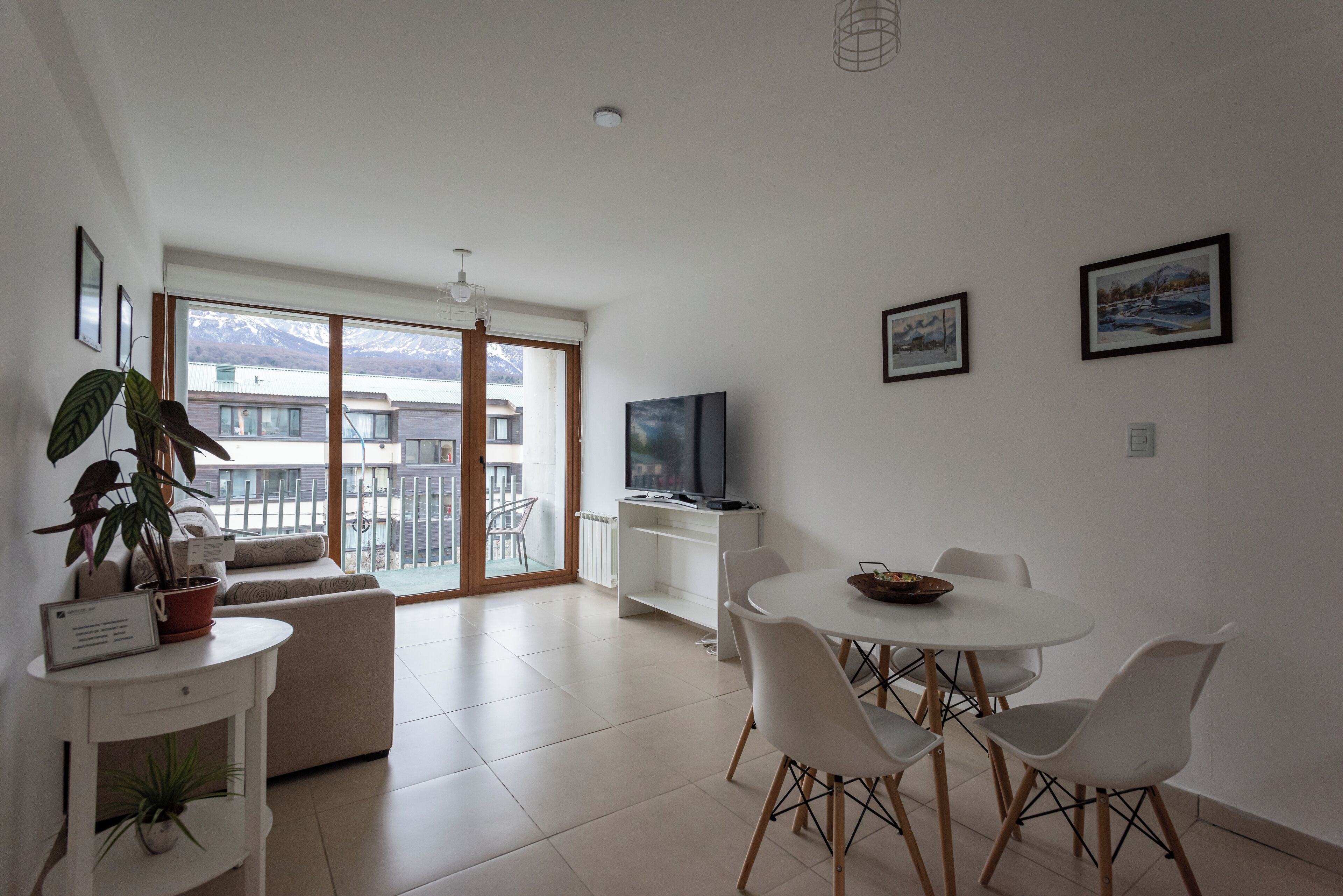 Apartamento, 1 habitación, balcón, vistas a la montaña (Amundsen 2) | Zona de estar | Televisión LED de 40 pulgadas con canales por cable, películas de pago