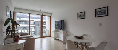 Apartamento, 1 habitación, balcón, vistas a la montaña (Amundsen 2) | Zona de estar | Televisión LED de 40 pulgadas con canales por cable, películas de pago
