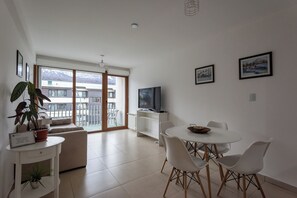 公寓, 1 间卧室, 阳台, 山景 (Amundsen 2) | 起居区 | 40-英寸LED 电视 （配备有线频道  ）、收费电影