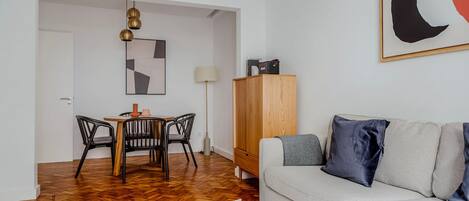 Een televisie en een stereo