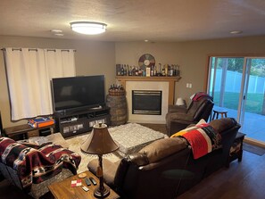 Smart TV, fireplace, books, music library