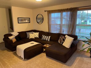 Smart-tv, pejs, bøger, musikbibliotek