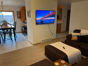 Smart-TV, peis, bøker og musikkbibliotek