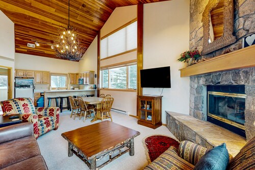 Ski-in/out condo near Lake Levinsky with balcony, ski & mountain views