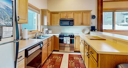 Ski-in/out condo near Lake Levinsky with balcony, ski & mountain views