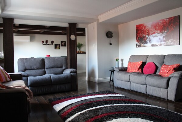 Smart TV, fireplace, books - Walkout Guest Suite in basement with Pool, HotTub in Bedford (Bedford)