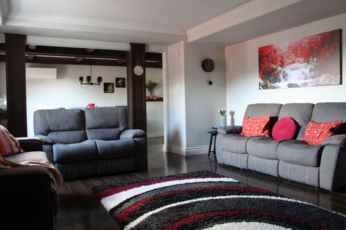 Walkout Guest Suite in basement with Pool, HotTub in Bedford