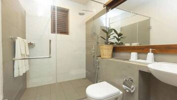 Deluxe Double Room, Garden View | Bathroom