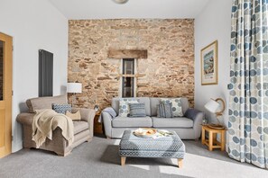 Smart TV - A lovely 4 bedroom barn conversion with garden and hot tub close to Torbay's beaches, Brixham, Stoke (Paignton)