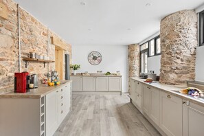 Fridge, microwave, oven, stovetop - A lovely 4 bedroom barn conversion with garden and hot tub close to Torbay's beaches, Brixham, Stoke (Paignton)