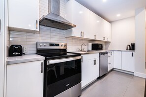 Private kitchen - Apartment Furnished One bedroom St-Denis 2-4131 (Montreal)