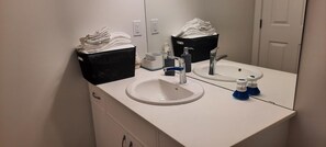 Towels, soap, shampoo, toilet paper - Home in Fort Saskatchewan (Fort Saskatchewan)