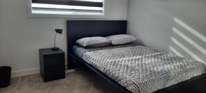 3 bedrooms, WiFi, bed sheets - Home in Fort Saskatchewan (Fort Saskatchewan)