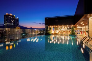 Piscina a l'aire lliure (horari: 06:00-22:00), para-sols i gandules 