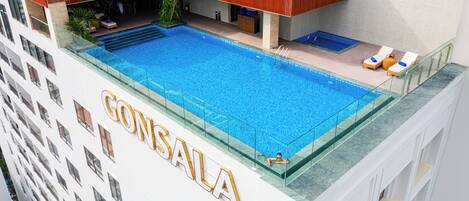 Piscine extérieure, parasols de plage, chaises longues