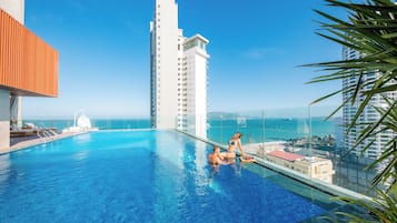 Piscine extérieure, parasols de plage, chaises longues