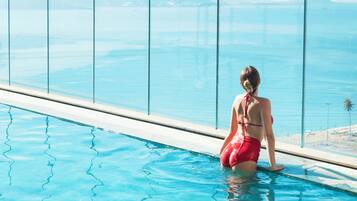 Piscina externa, funciona das 6h às 22h, guarda-sóis, espreguiçadeiras