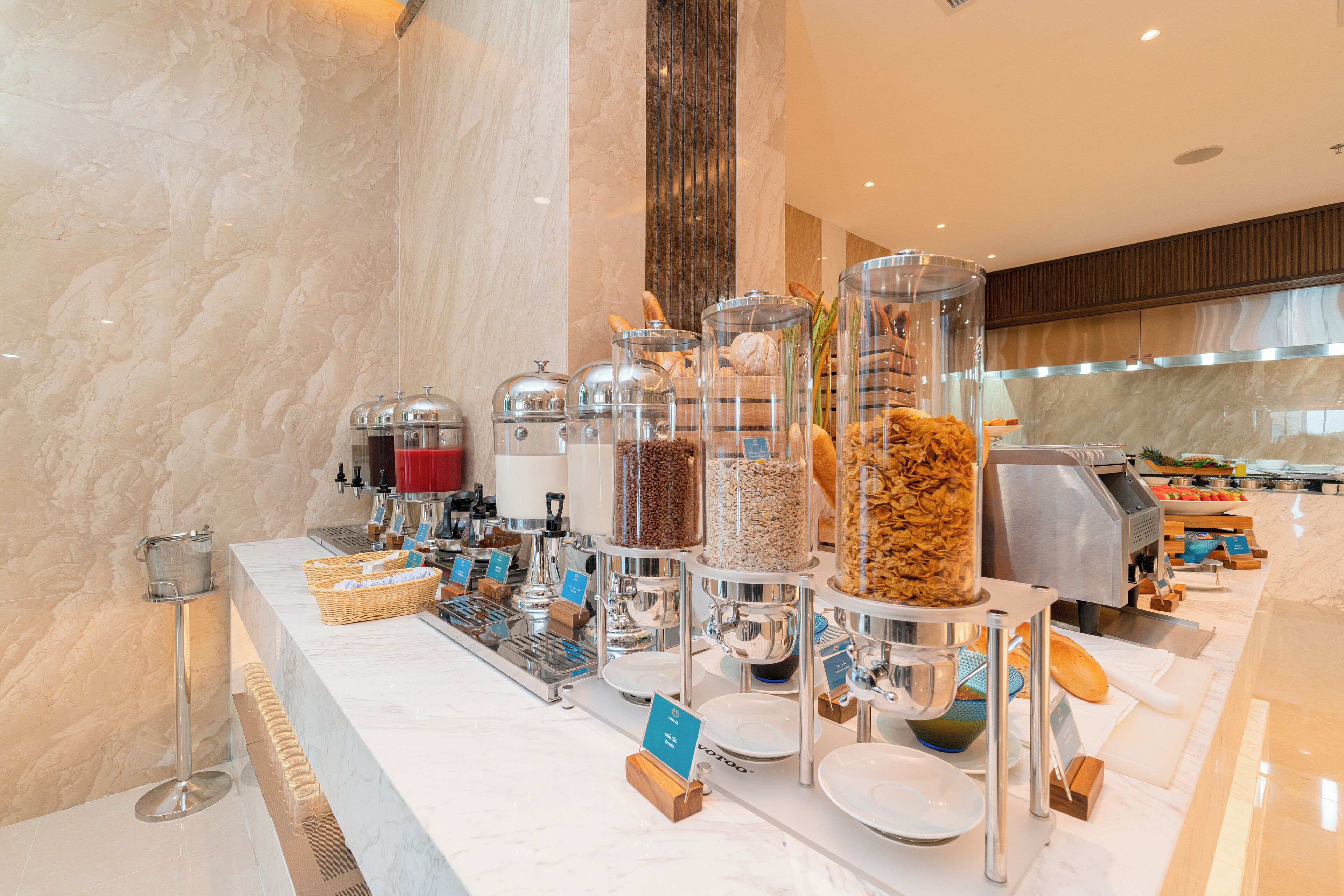 Un buffet proposant une variété de plats et de présentoirs.