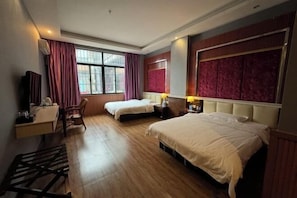 Une chambre d’hôtel avec deux lits, un bureau, une chaise, une télévision et une fenêtre avec des rideaux.