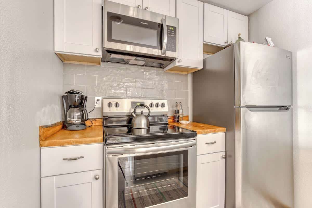 Kjøleskap, mikrobølgeovn, ovn og kokeplater