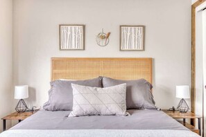 1 habitación, tabla de planchar con plancha, cuna de viaje y wifi 