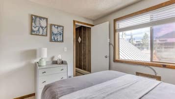 1 bedroom, iron/ironing board, travel crib, WiFi