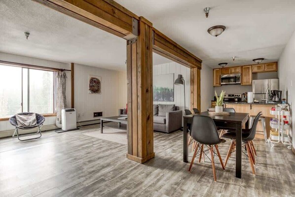 TV, DVD player, offices - Thunderhead Lodge: Pool & Game Room Fun Top Floor (Government Camp)