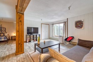 テレビ、暖炉、DVD プレーヤー、テーブルサッカー台