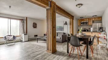 电视、壁炉、DVD 播放器、桌上足球