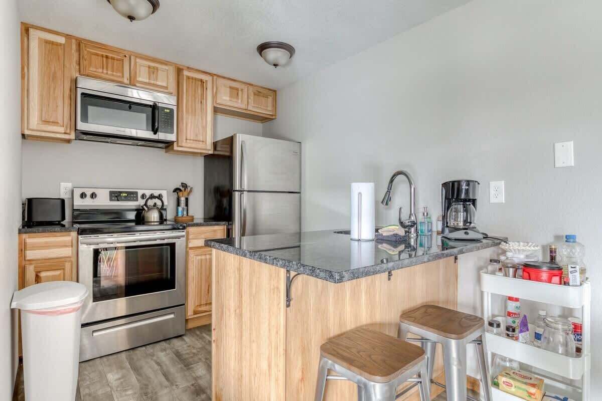 Jääkaappi, mikroaaltouuni, uuni, liesi