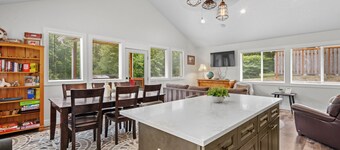 Secluded Hot Tub Retreat on 14 Acres Near Beaches