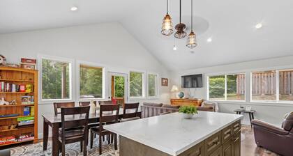 Secluded Hot Tub Retreat on 14 Acres Near Beaches