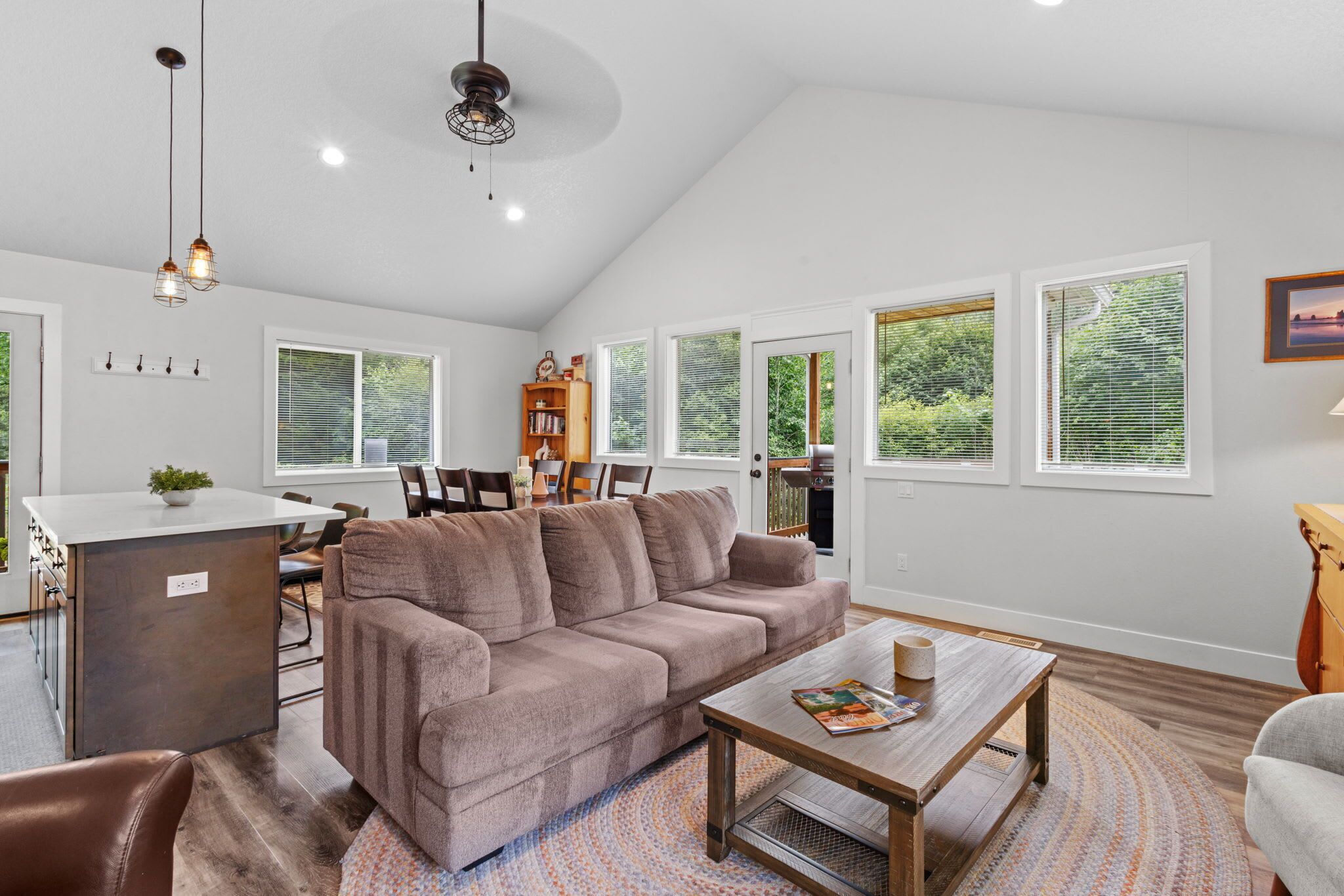 TV, DVD player, escritórios