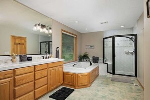 Shower, hair dryer, towels - Iron Mountain Lodge Hot Tub and Game Room (Sandy)