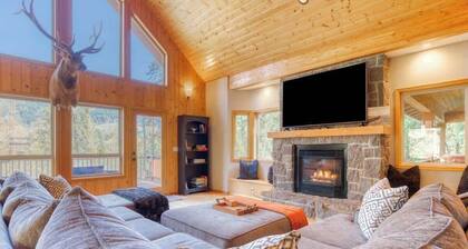 Iron Mountain Lodge Hot Tub and Game Room