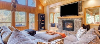 Iron Mountain Lodge Hot Tub and Game Room