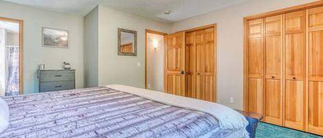 4 室のベッドルーム、デスク、アイロン / アイロン台、旅行用ベビーベッド