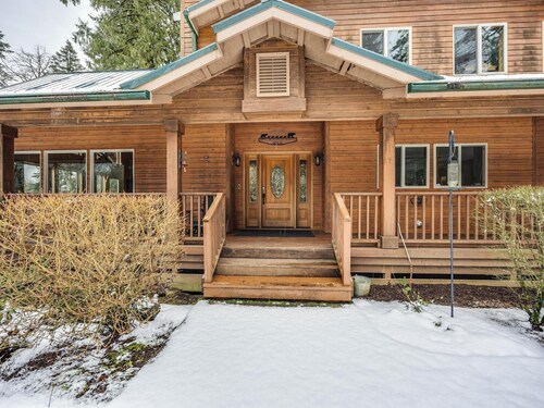 Iron Mountain Lodge Hot Tub and Game Room