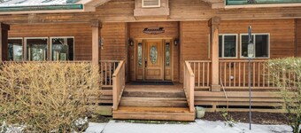 Iron Mountain Lodge Hot Tub and Game Room