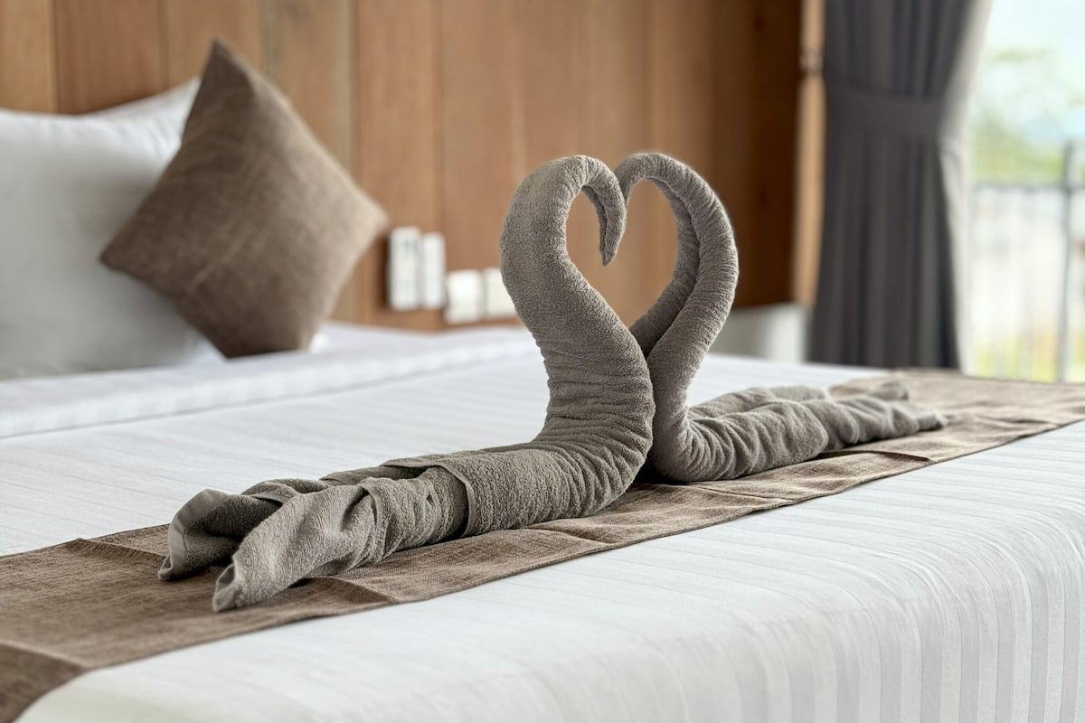 Quarto casal luxo, 1 cama King | Frigobar, cofres nos quartos, roupa de cama