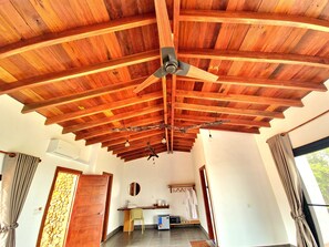 Familjesvit | Minibar, värdeförvaringsskåp på rummet och sängkläder