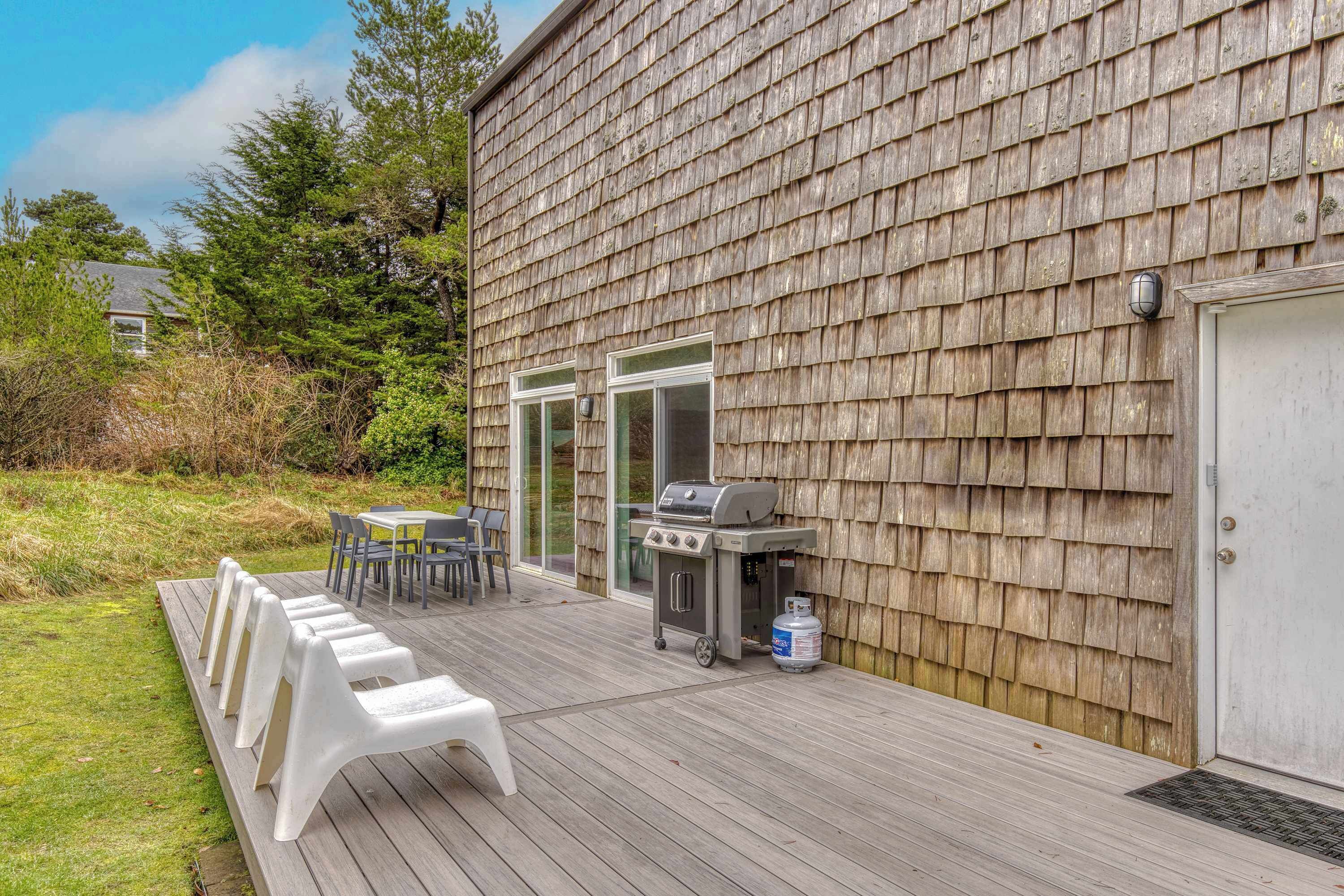 Deck with a grill - perfect for outdoor cooking and enjoying your vacation! 