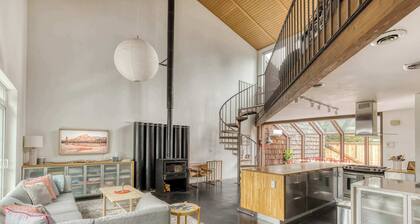 Blue Heron: Modern Retreat, Hot Tub, Chef Kitchen