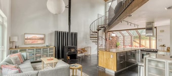 Blue Heron: Modern Retreat, Hot Tub, Chef Kitchen