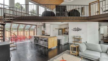 Una televisión, una chimenea, un reproductor de DVD, libros