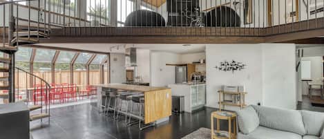 Televisie, een open haard, een dvd-speler en boeken