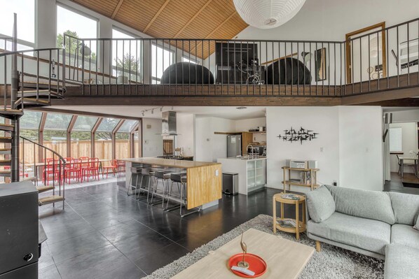 Televisie, een open haard, een dvd-speler en boeken