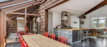 Blue Heron: Modern Retreat, Hot Tub, Chef Kitchen